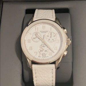 Vixtorinox Swiss Army white leather watch